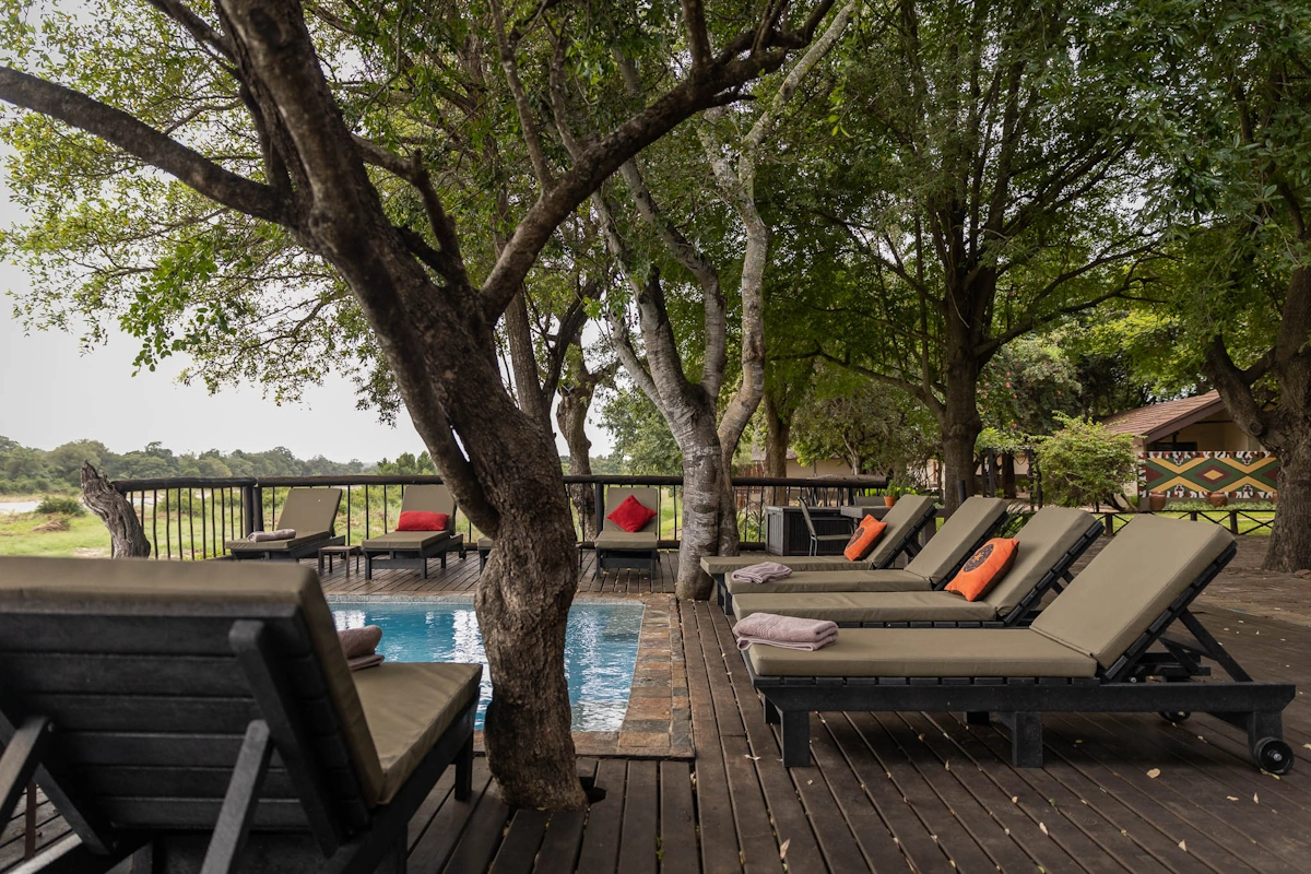 Umkumbe Safari Lodge Riverside zwembad ligbedden.webp