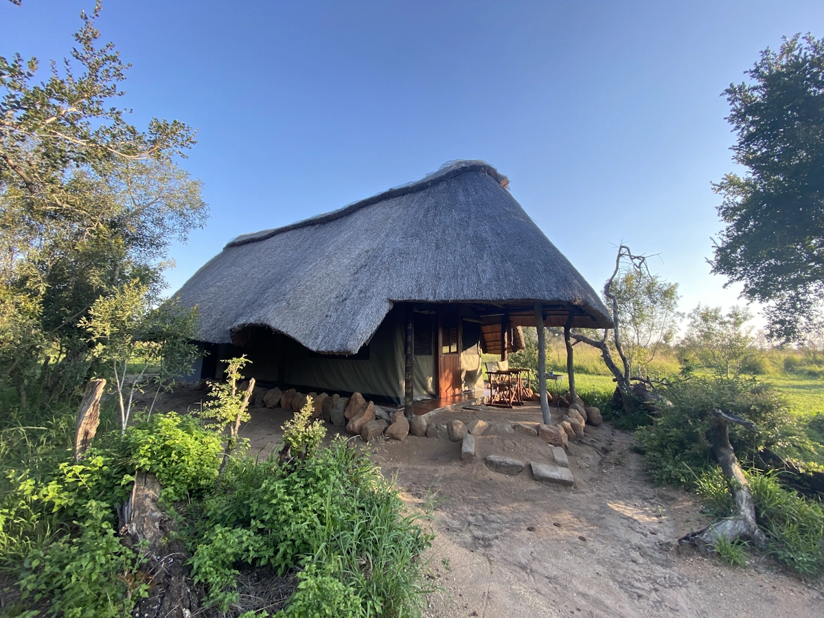 Pungwe Safari Camp tent van buiten.webp