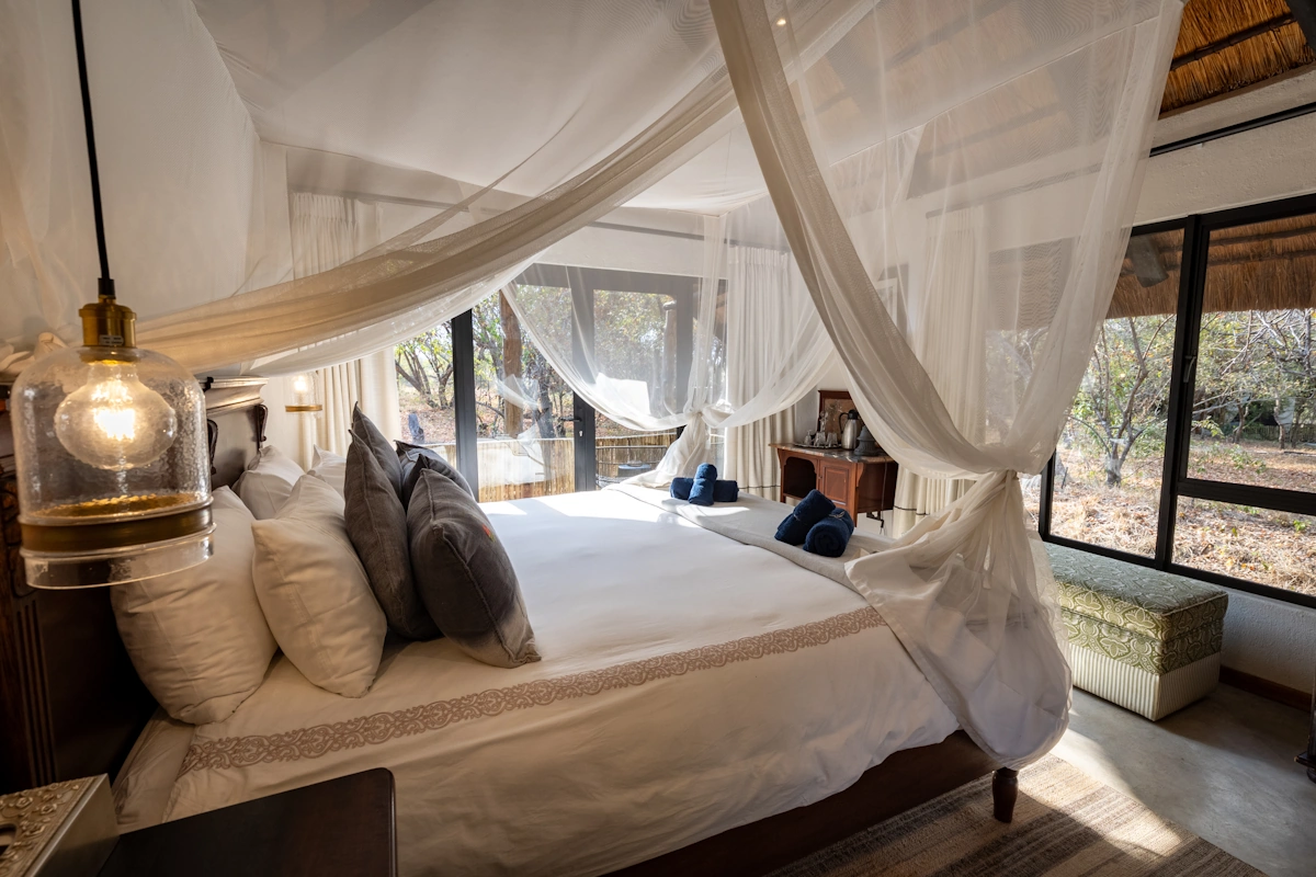 KwaMbili Game Lodge Chalet van binnen 001.webp