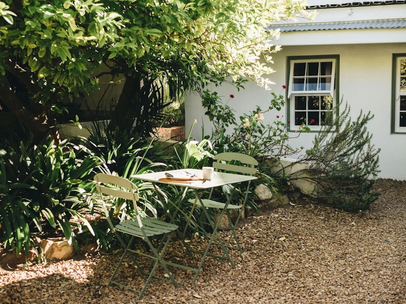 Mooibaai Cottages buiten zitten.webp
