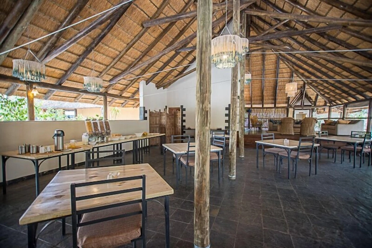 Mochaba Crossing Lodge ontbijtruimte.webp