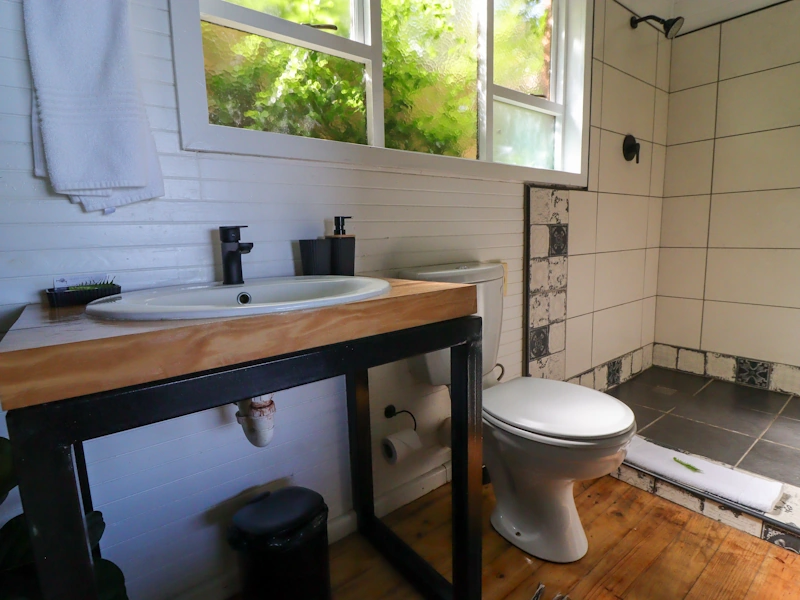 Misty Mountain Reserve Ocean View Family Lodge badkamer.webp