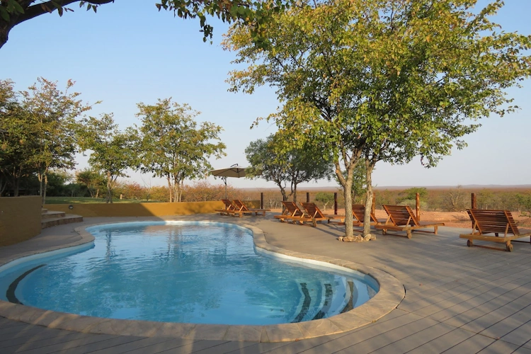 Mopane Bush Lodge zwembad 001.webp