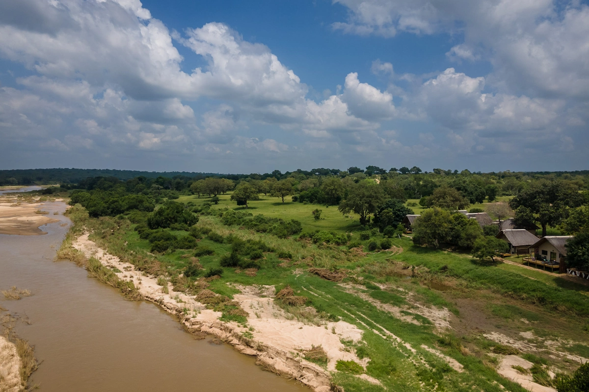 Umkumbe Safari Lodge Riverside ligging 001.webp