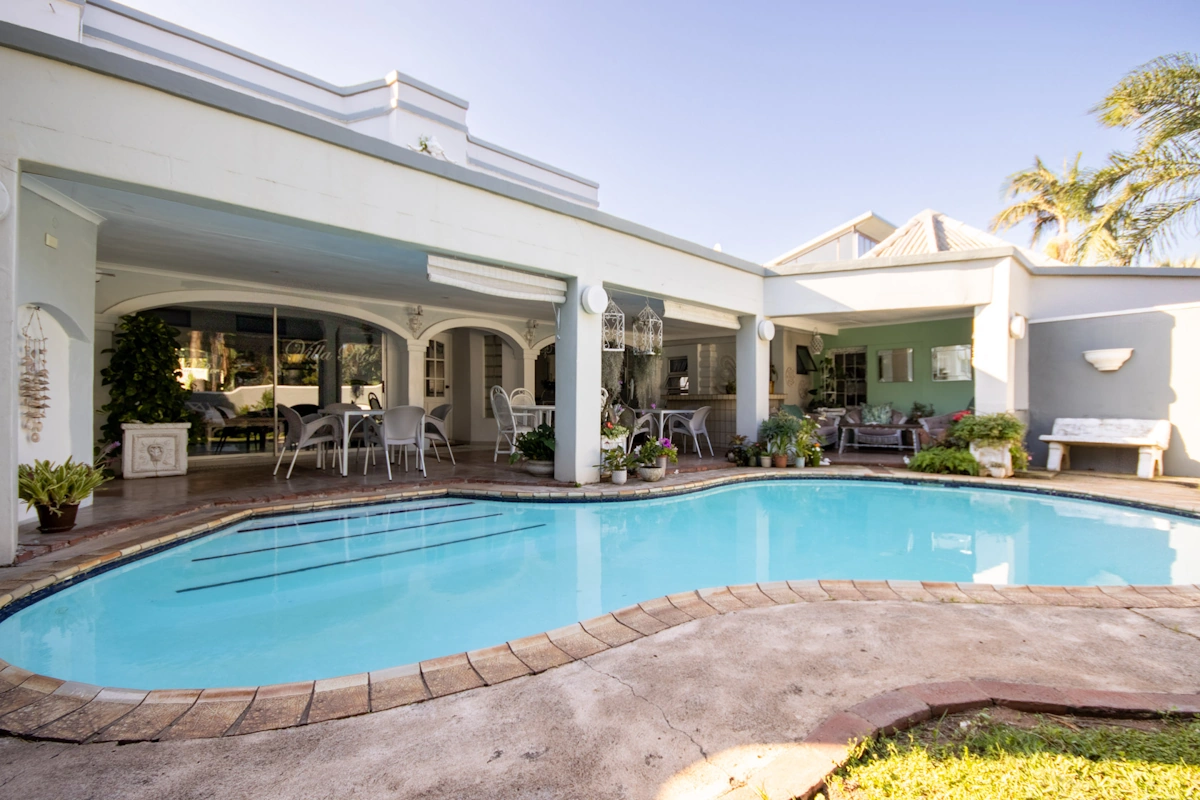 Villa Roc Guesthouse tuin met zwembad 002.webp