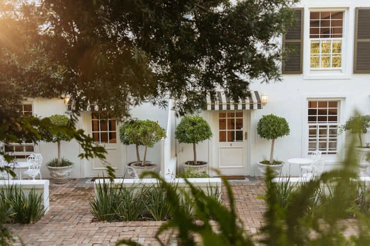 Maison Chablis Guest House entree.webp