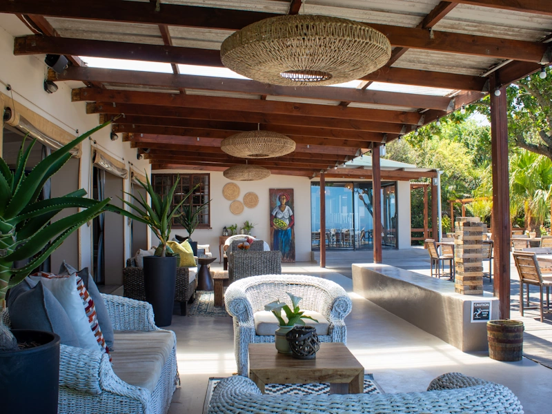 buitenMisty Mountain Reserve Ocean View Family Lodge hoofdgebouw terras.webp
