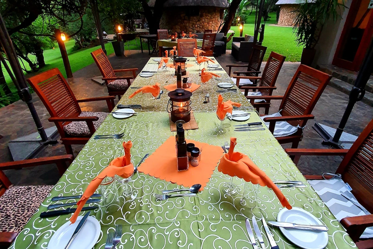 Blyde River Wilderness Lodge buiten eten.webp