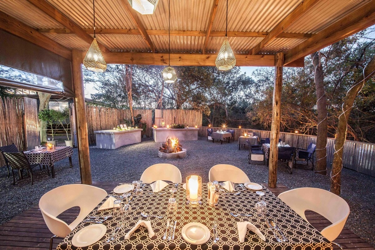 Makakatana Bay Lodge buiten eten 001.webp