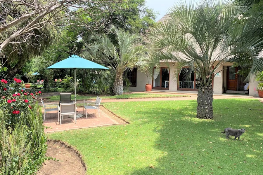 The Safari Club tuin.webp