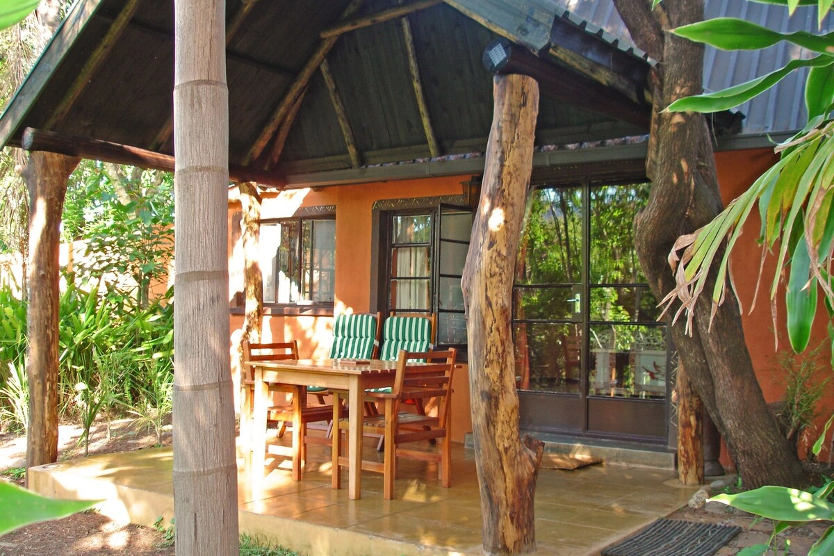 Phophonyane Falls Eco Lodge buiten zitten 001.webp