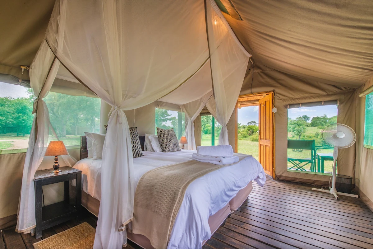 Shindzela Tented Safari Camp tenten binnenkant dubbel bed.webp