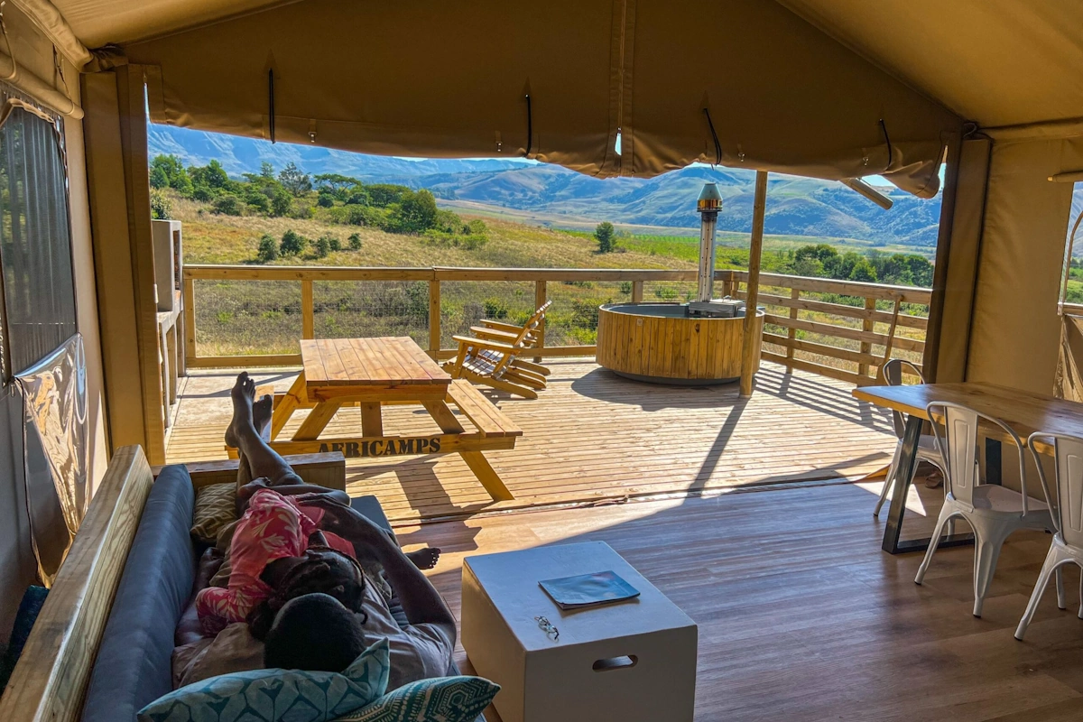 AfriCamps Champagne Valley tent van binnen 001.webp