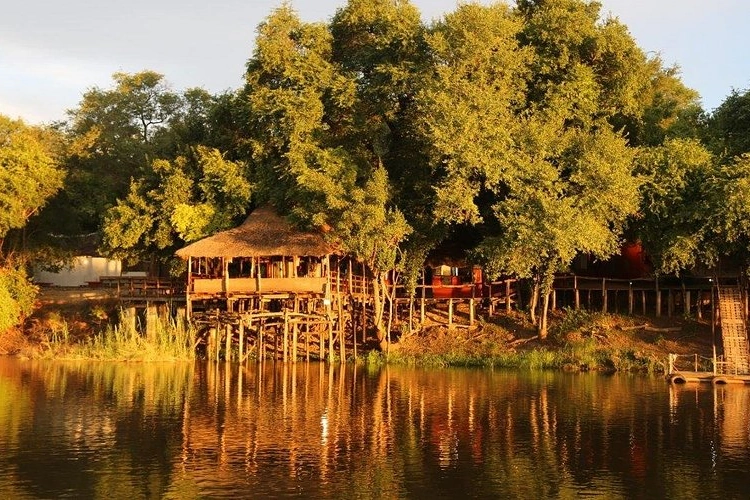 Rainbow River Lodge vanaf rivier.webp