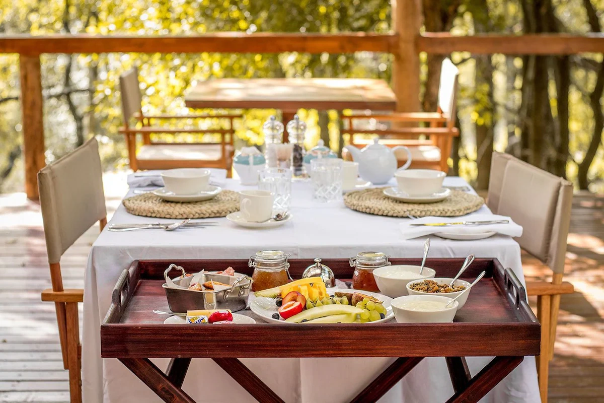 Rhino Sands Safari Camp buiten dineren 003.webp