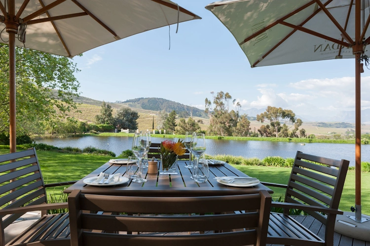 Jordan Wine Estate buiten eten.webp
