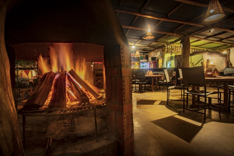 Carnelly’s Camp at Lake Naivasha kampvuur tijdens diner.webp