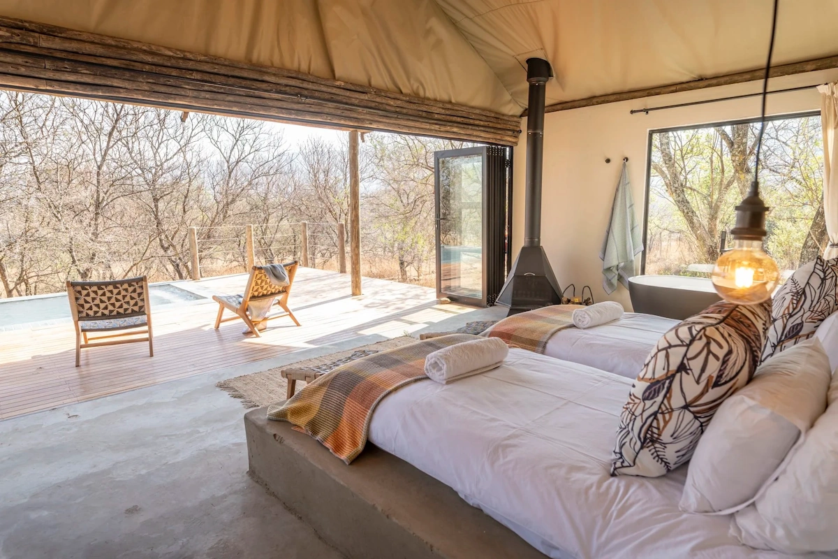 Sasi Bush Lodge New Beginnings Couple Tent with Pool binnen 001.webp
