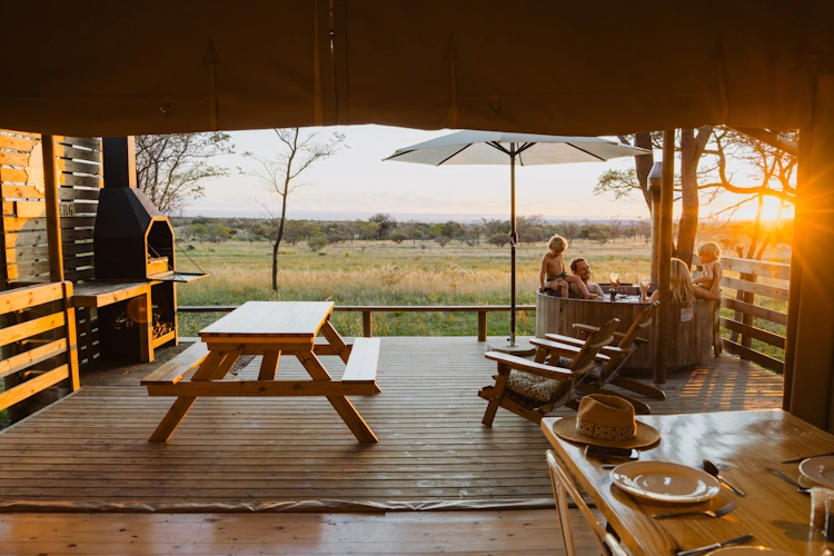AfriCamps Waterberg uitzicht woonkamer 001.webp
