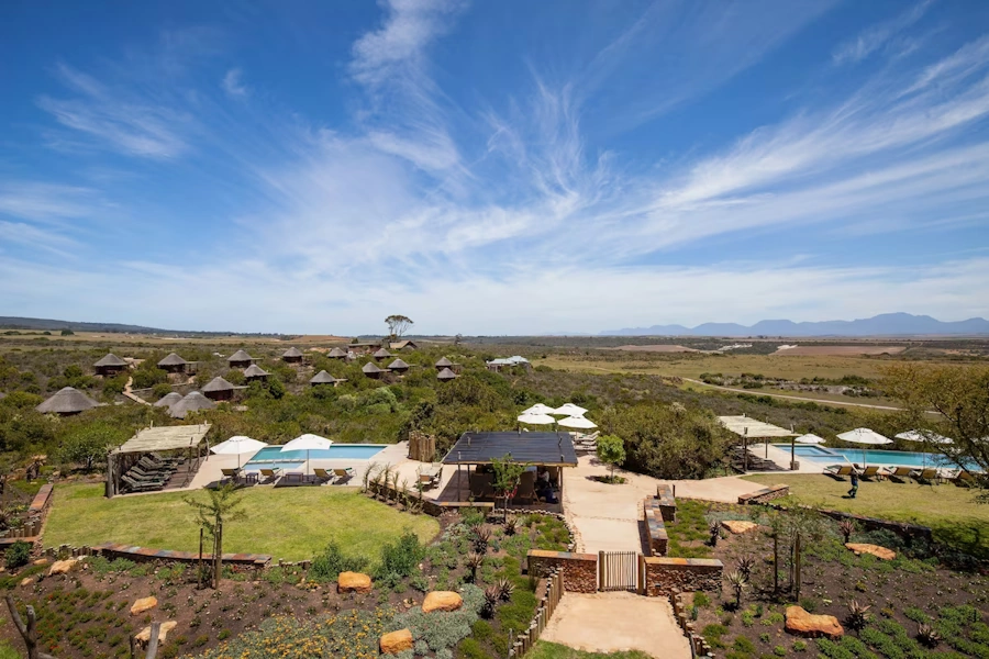 Garden Route Game Lodge terrein vanuit de lucht met 2 zwembaden.webp