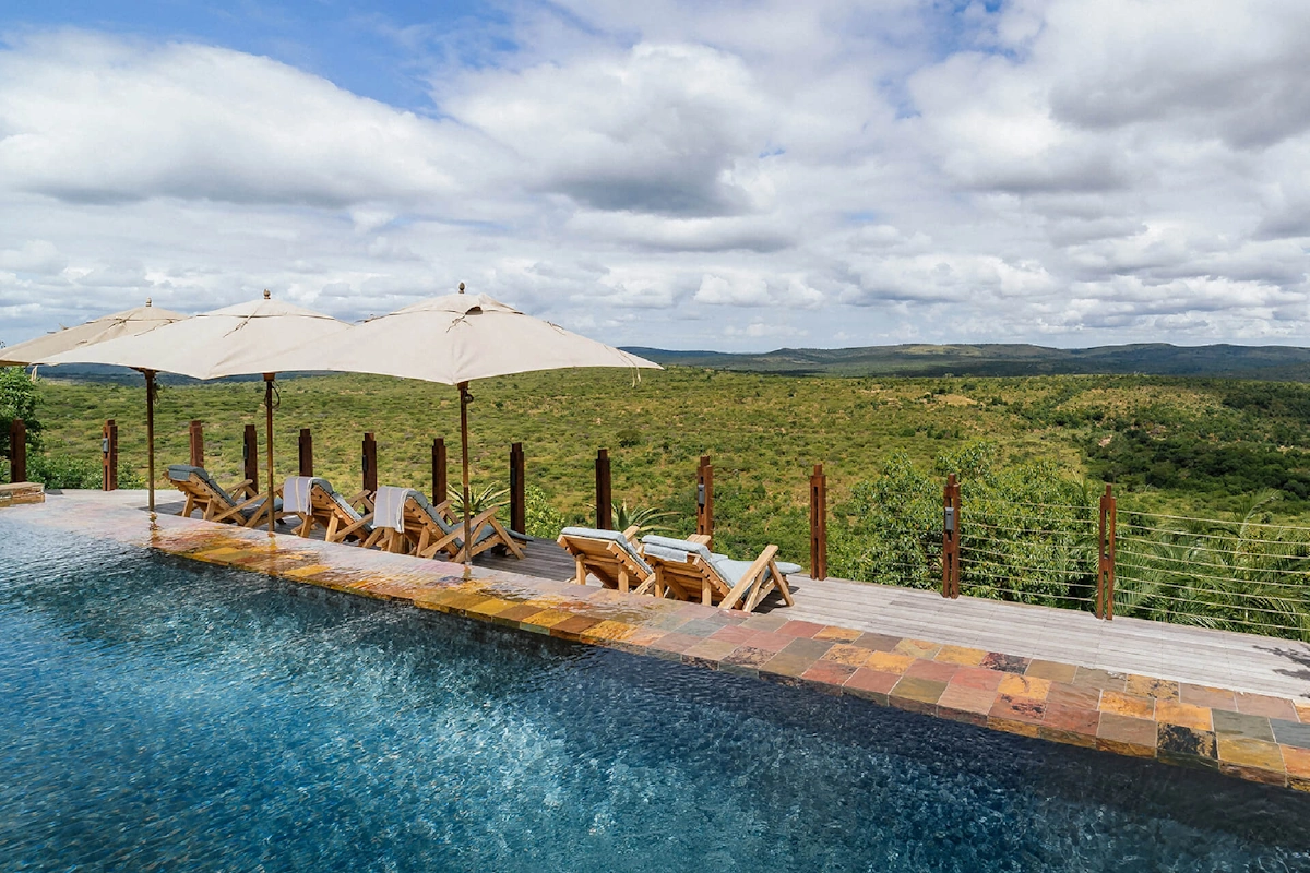 Rhino Ridge Safari Lodge zwembad 003.webp