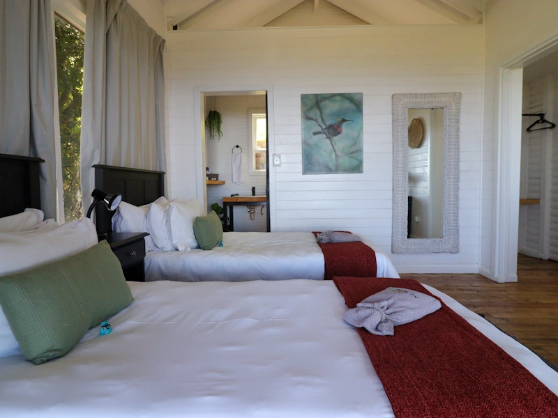 Misty Mountain Reserve Ocean View Family Lodge slaapkamer.webp