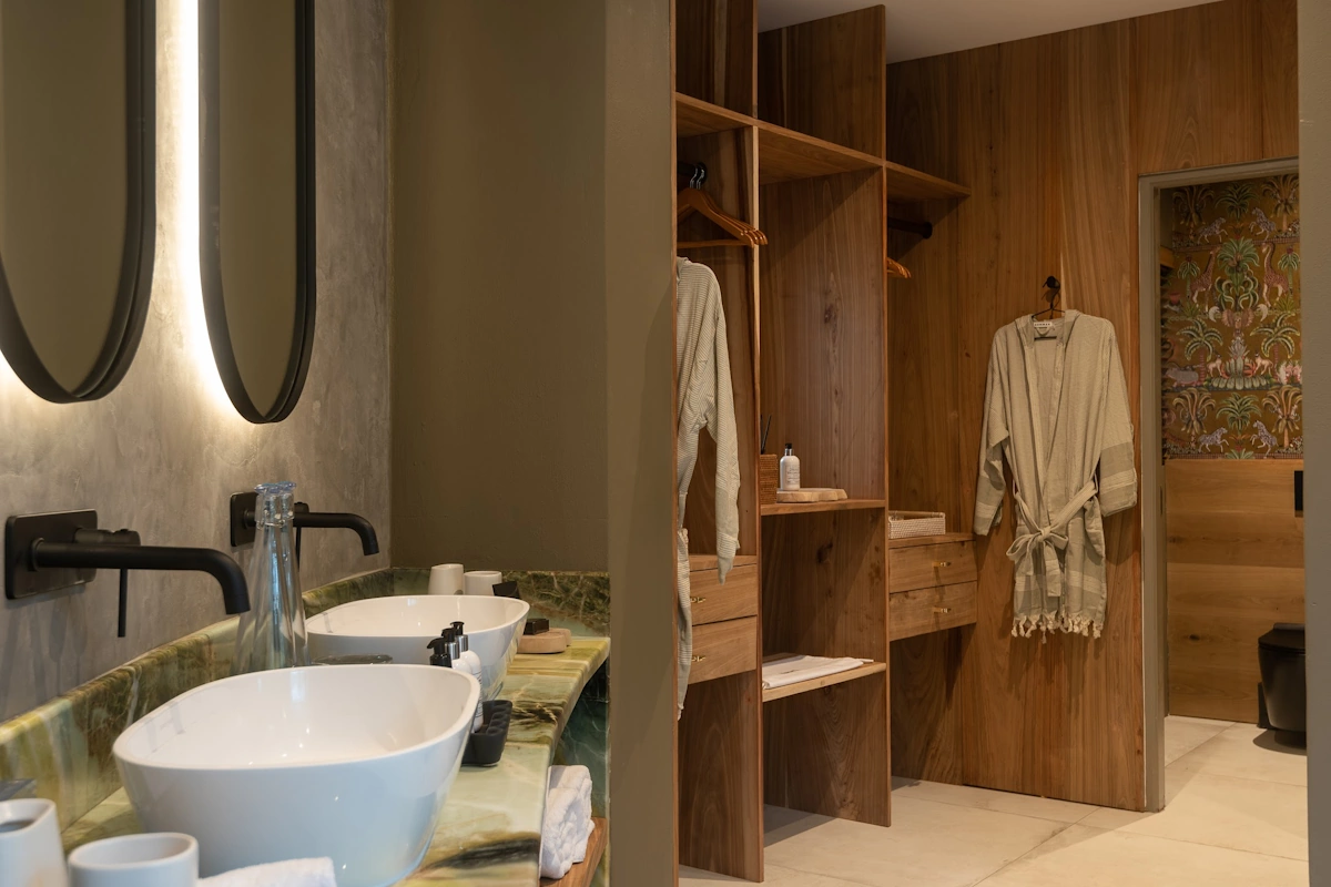 Lush Private Lodge Deluxe Suite 005.webp