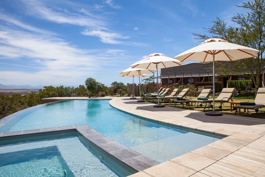 Garden Route Game Lodge zwembad met ligbedden 002.webp
