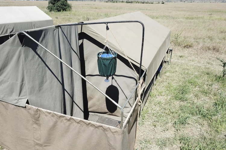 Kananga Special Tented Camp tent buitendouche.webp
