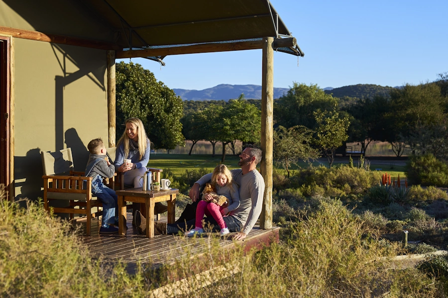 Buffelsdrift Game Lodge tent buiten zitten met gezin.webp