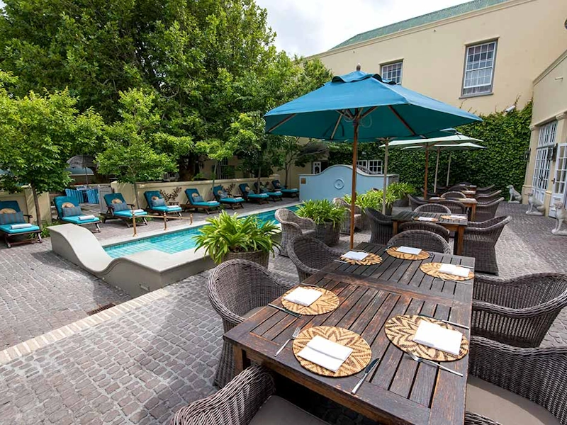 Hout Bay Manor buiten eten.webp