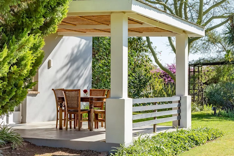 Hopefield Guesthouse Addo zitje buiten.webp