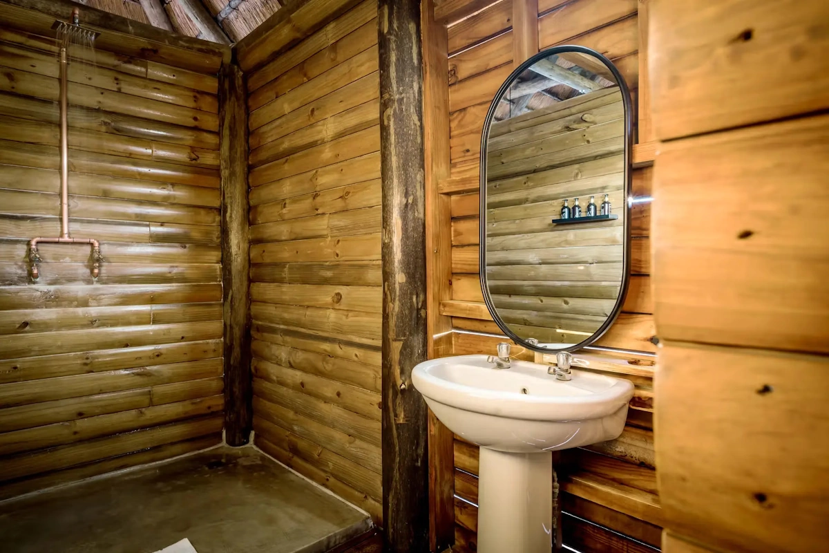 nThambo Tree Camp chalet badkamer 001.webp