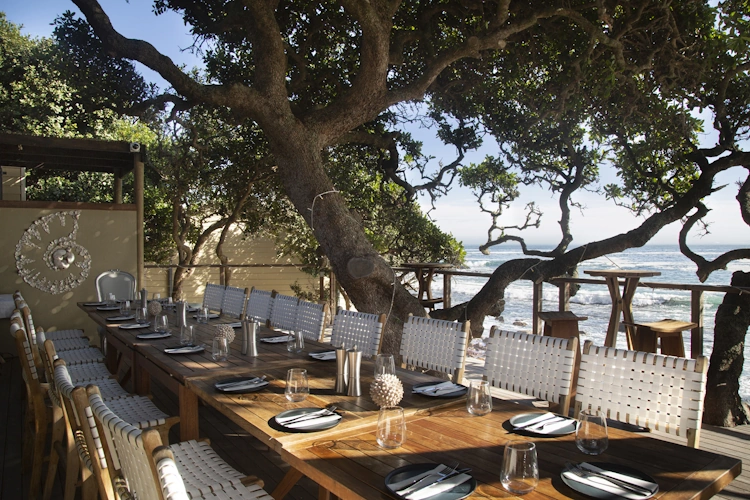 Tintswalo Atlantic buiten eten 001.webp