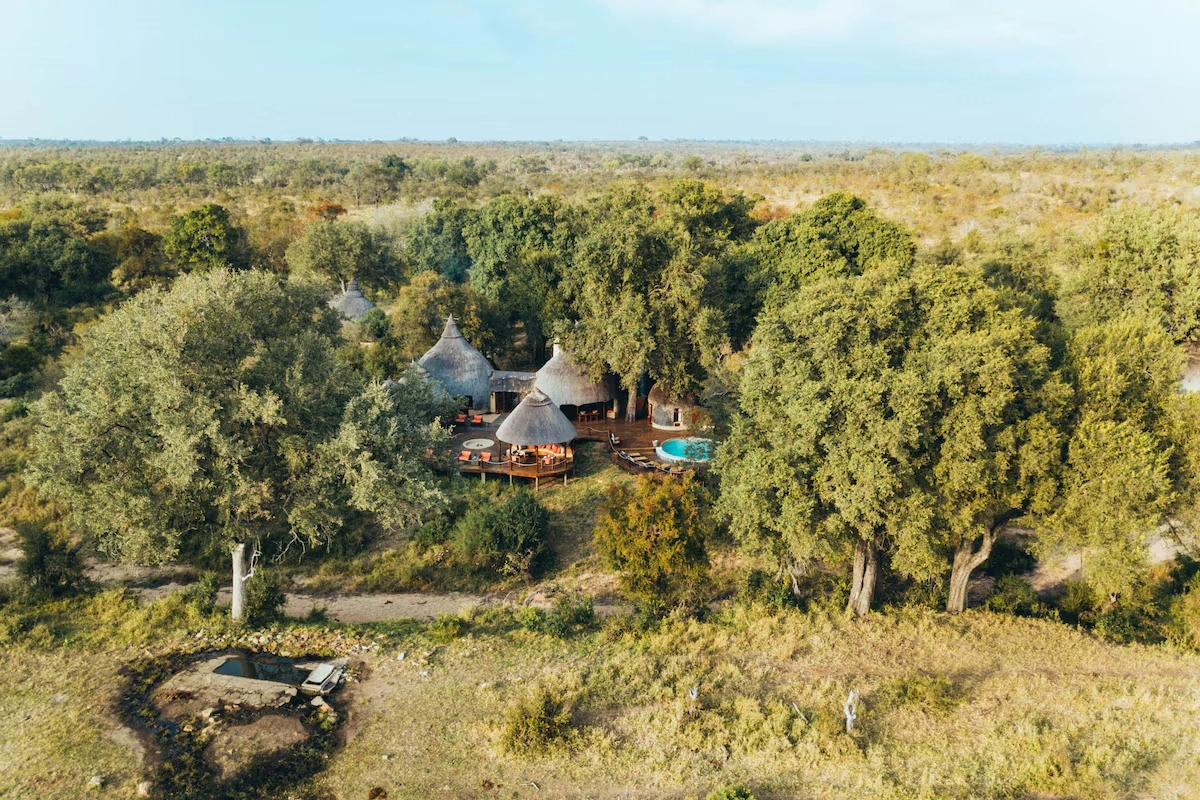Hoyo Hoyo Safari Lodge terrein 002.webp
