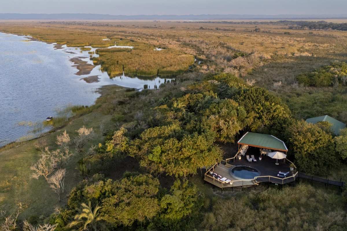 Makakatana Bay Lodge zwembad 001.webp