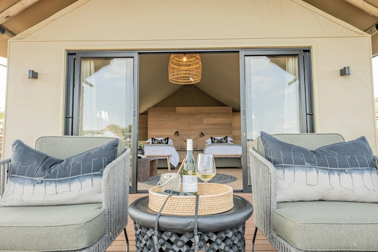 Mavela Game Lodge tent buitenterras 001.webp