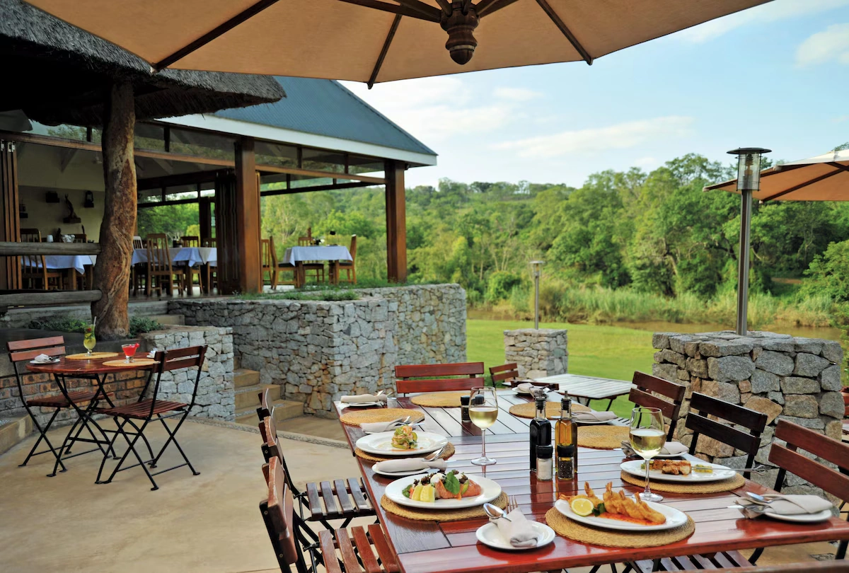 Hippo Hollow Country Estate buiten eten 001.webp