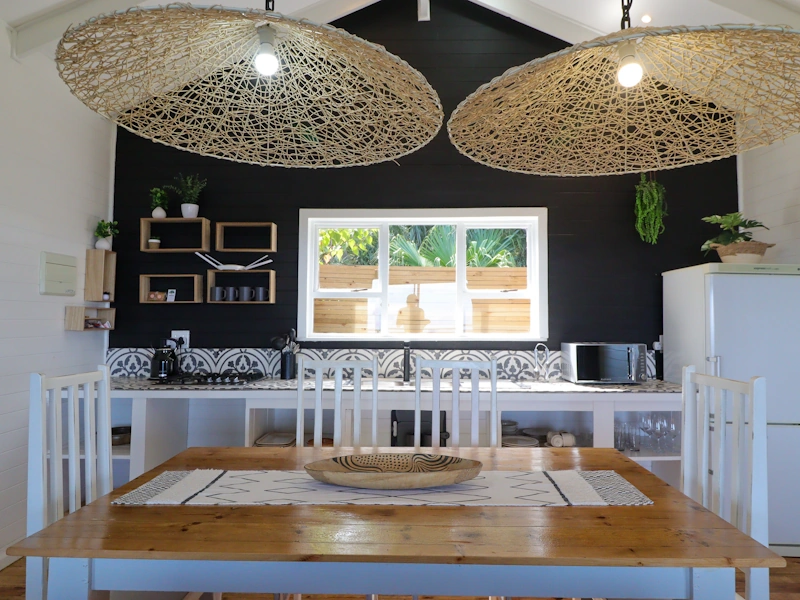 Misty Mountain Reserve Ocean View Family Lodge eettafel in keuken.webp