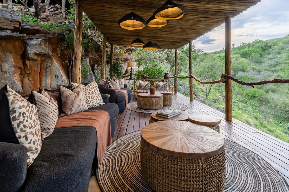 Buffalo Ridge Safari Lodge LOUNGE 001.webp