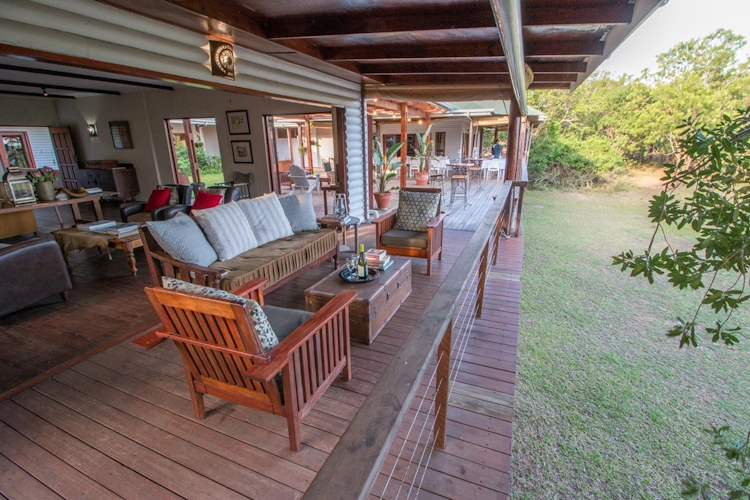 Hluhluwe River Lodge lounge terras.webp