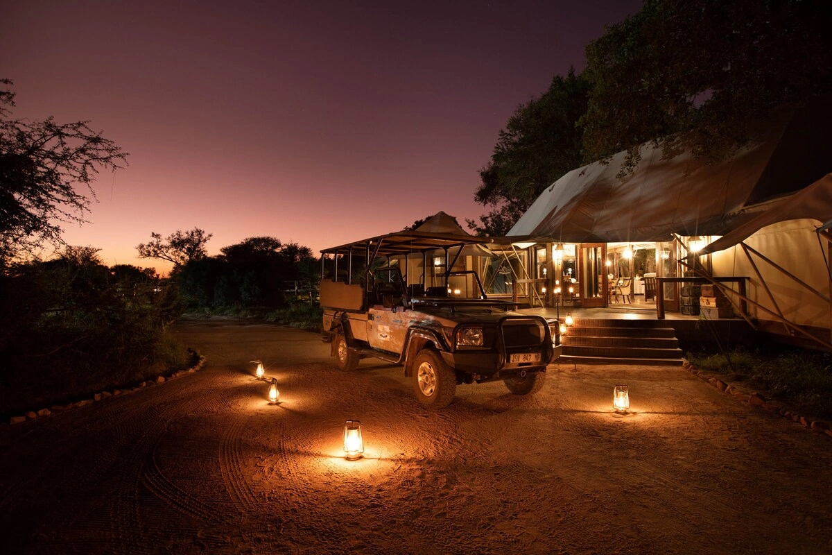 Hamiltons Tented Camp buitenkant 002.webp