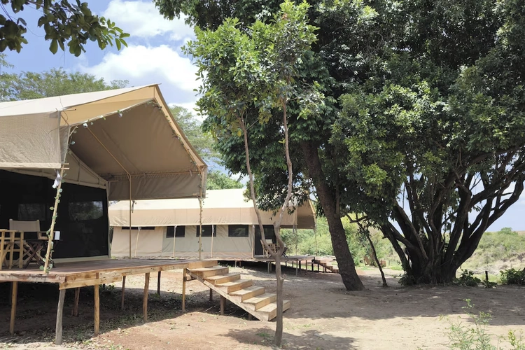 Kananga Julia’s River Camp meerdere tenten.webp