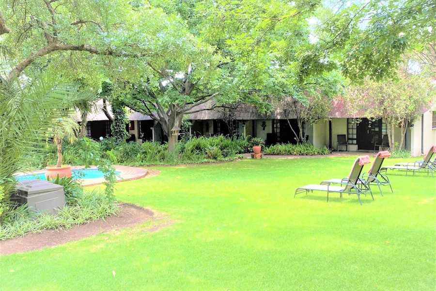 The Safari Club tuin 002.webp