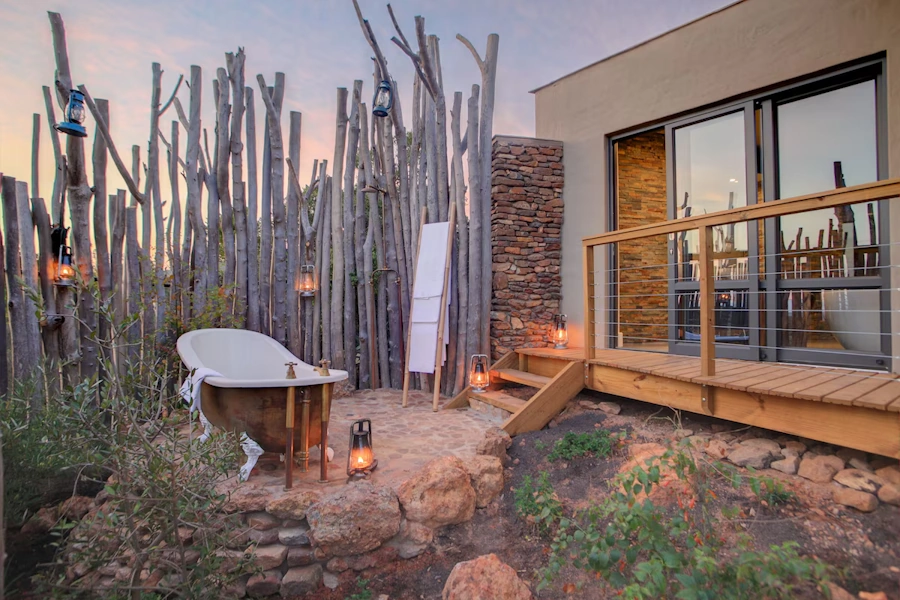 Garden Route Game Lodge Luxury Family Suite with Pool badkuip buiten.webp