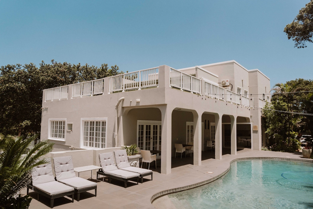 Caza Beach Guest House zwembad 002.webp