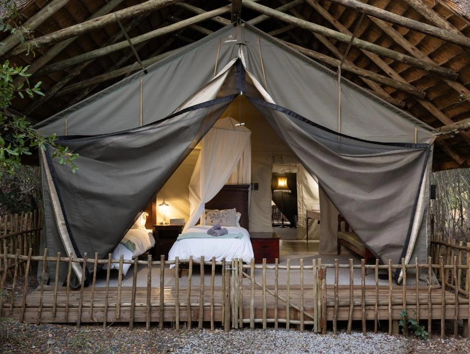 KwaMbili Game Lodge Tent van binnen 002.webp