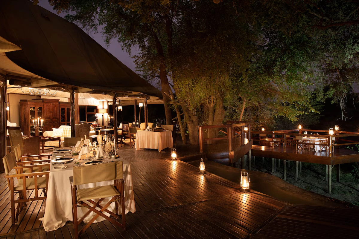 Hamiltons Tented Camp buiten dineren 001.webp