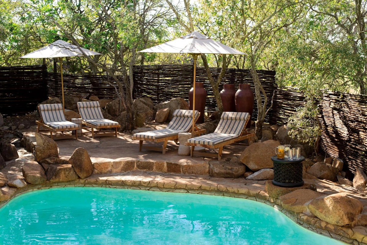 Tshukudu Bush Lodge zwembad 001.webp