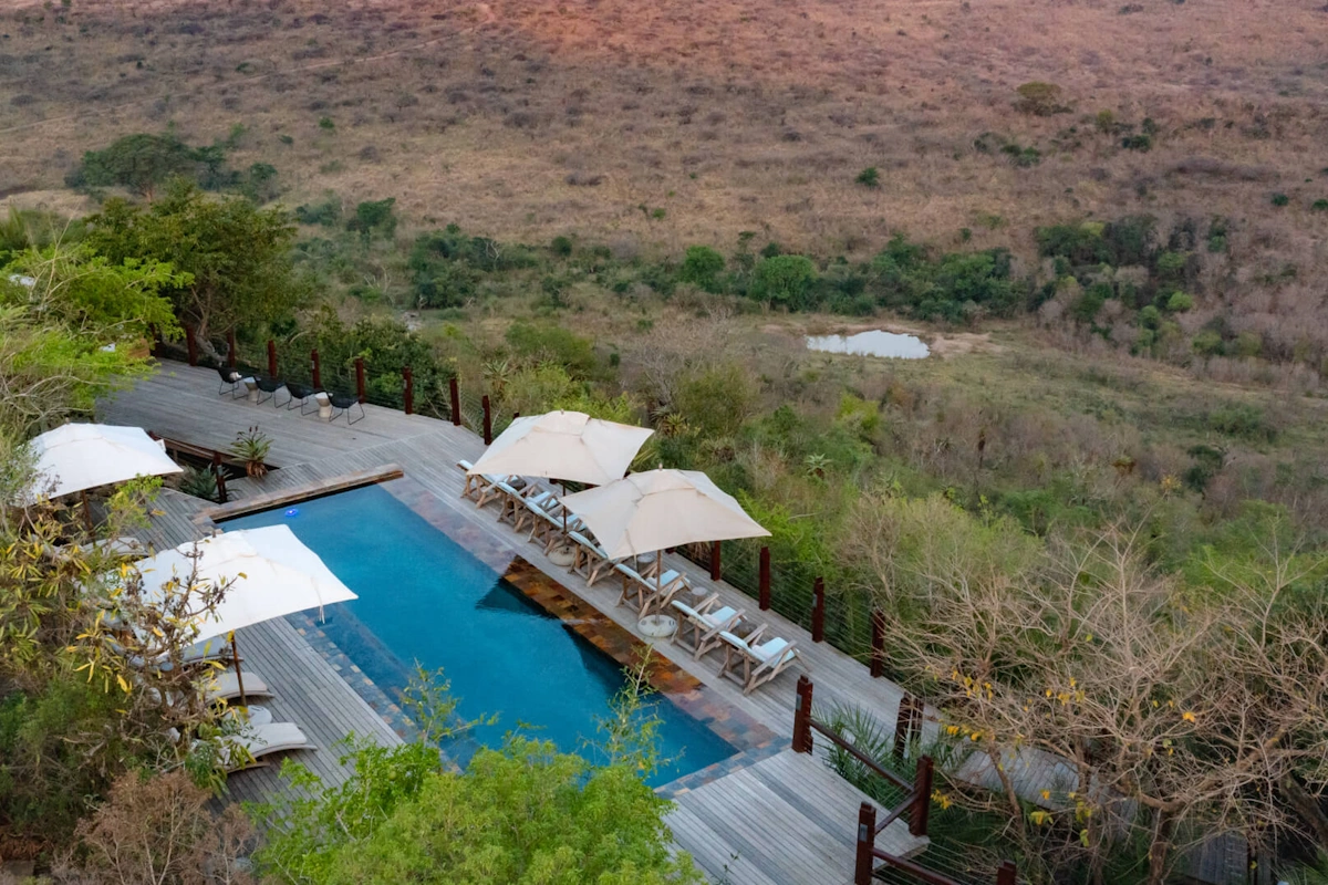 Rhino Ridge Safari Lodge zwembad 001.webp